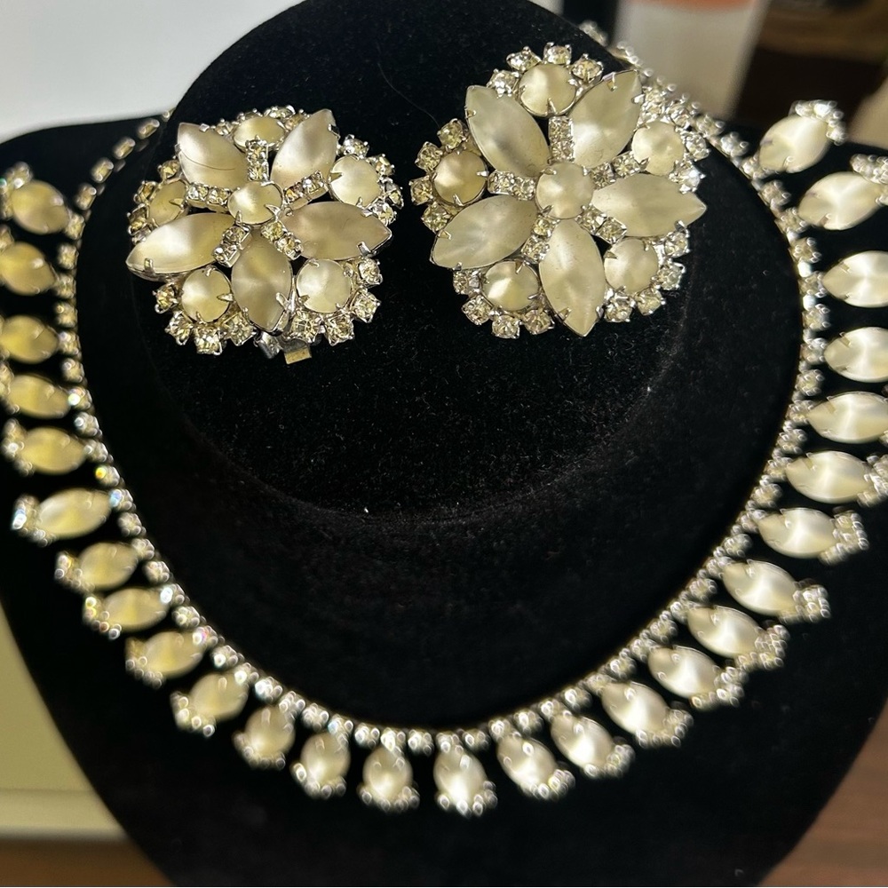Elegant Cream Jewelry Set